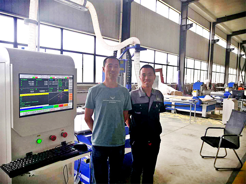 山東威海客戶訂購1325直排換刀加工中心(圖1) 山東威海客戶訂購1325直排換刀加工中心(圖1)